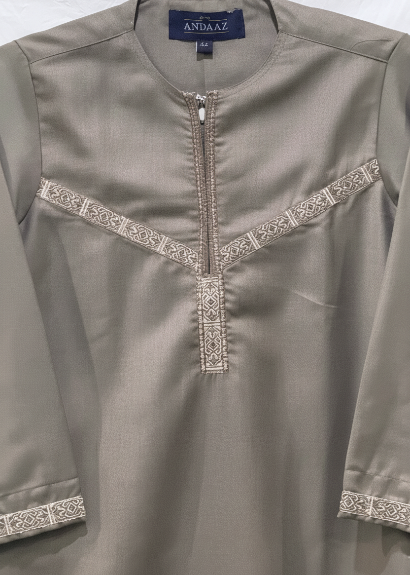 Andaaz Zain Thobe Stone Close Up