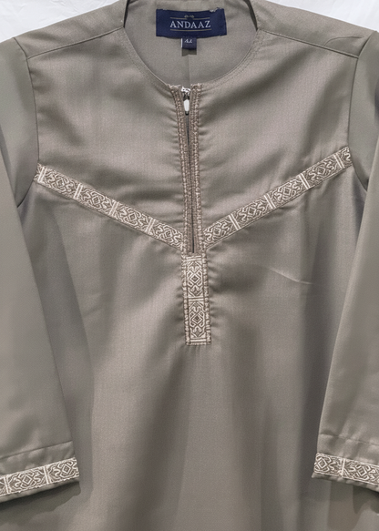 Andaaz Zain Thobe Stone Close Up